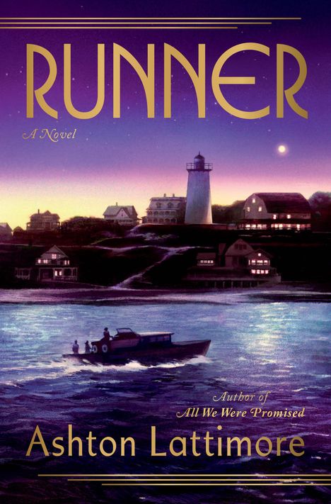 „RUNNER“ A Novel; Author of All We Were Promised; Ashton Lattimore. Nacht mit Leuchtturm, Häusern und Boot auf Wasser.
