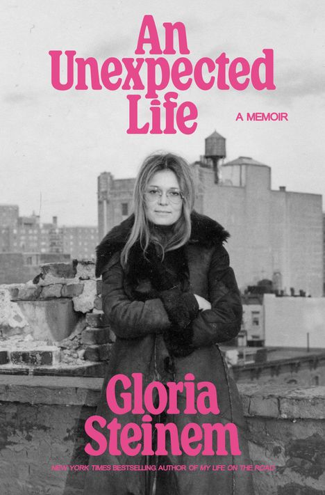 „An Unexpected Life: A Memoir“ von Gloria Steinem. Sie steht auf einem Dach mit Stadtansicht im Hintergrund.