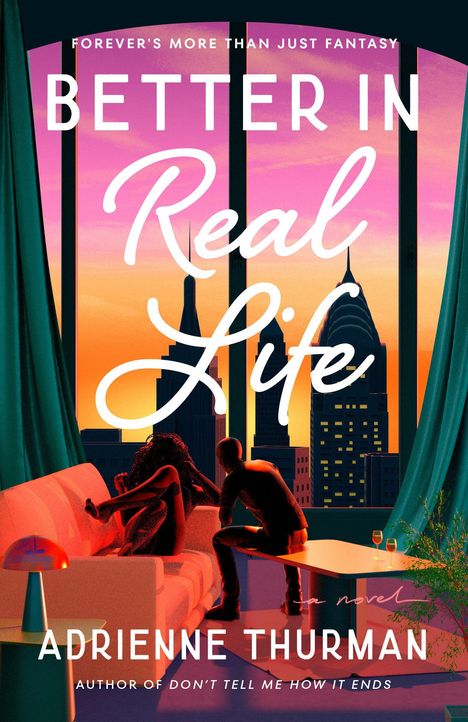 "Forever's More Than Just Fantasy. Better in Real Life. Adrienne Thurman. Zwei Menschen sitzen auf einem Sofa vor einer Stadtsilhouette."