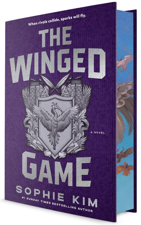 "When rivals collide, sparks will fly. THE WINGED GAME. SOPHIE KIM." Lila Hintergrund, silbernes Emblem mit Flügeln.