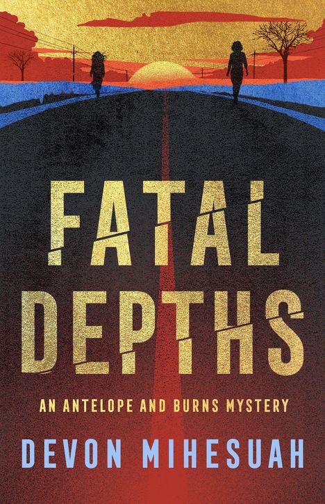 "FATAL DEPTHS" steht in großen Buchstaben. Darunter "An Antelope and Burns Mystery" und "DEVON MIHESUAH". Zwei Personen gehen auf einer Straße Richtung Sonnenuntergang.