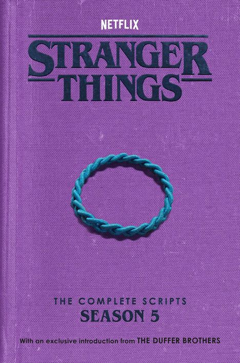 Text oben: "NETFLIX Stranger Things". Darunter: "THE COMPLETE SCRIPTS SEASON 5". Lila Hintergrund, blaues Armband.