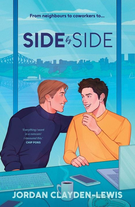 "Side by Side" in großer Schrift. Zwei lachende Männer vor einer Stadtansicht, sitzen an einem Tisch mit Laptop und Kaffee.