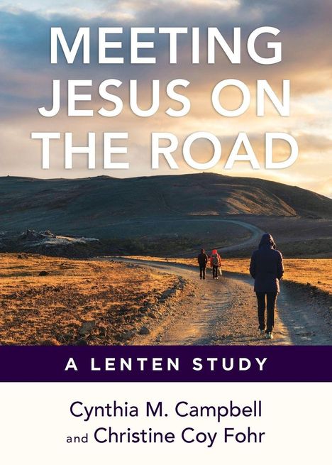 "MEETING JESUS ON THE ROAD" in Weiß. Sonnenuntergang über Landschaft, Personen gehen einen unbefestigten Weg entlang.