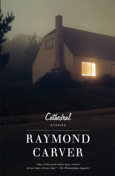 Text: "Cathedral, Stories, Raymond Carver." 
Ein Haus bei Nacht, beleuchtetes Fenster, schlichte Atmosphäre.