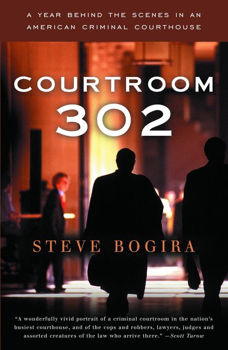 Text: "Courtroom 302", "Steve Bogira". Silhouetten von Personen in einem Gerichtsgebäude, warmes Licht im Hintergrund.