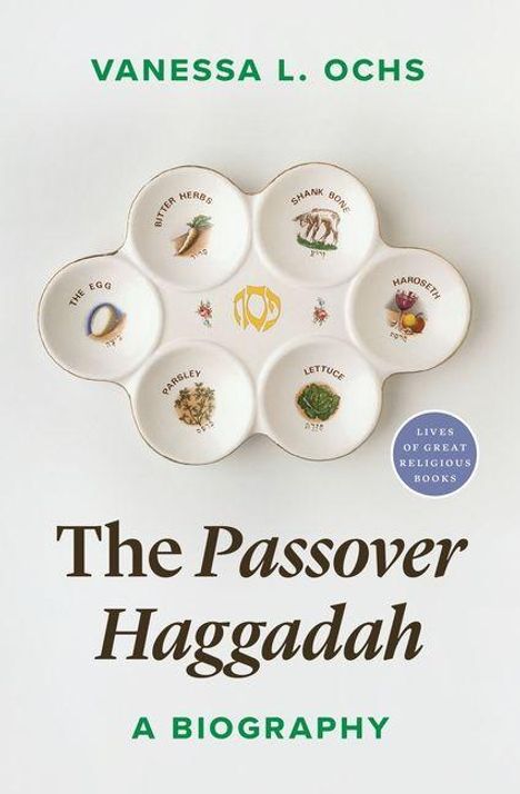 "Vanessa L. Ochs, The Passover Haggadah: A Biography." Ein Seder-Teller mit sechs Symbolen und einer blauen Plakette.