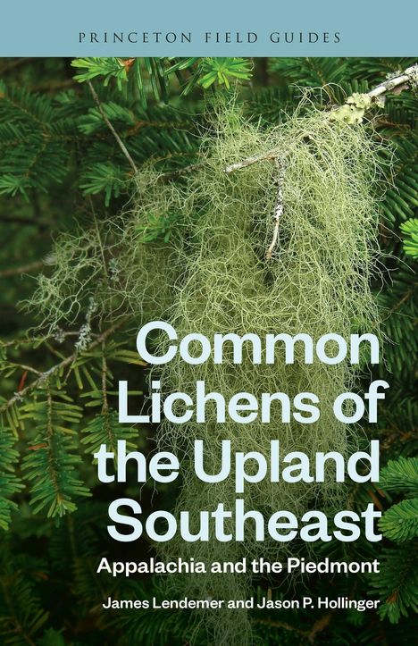 Text: "Common Lichens of the Upland Southeast. Appalachia and the Piedmont. James Lendemer and Jason P. Hollinger." 
Hintergrund: Moos auf Zweigen.