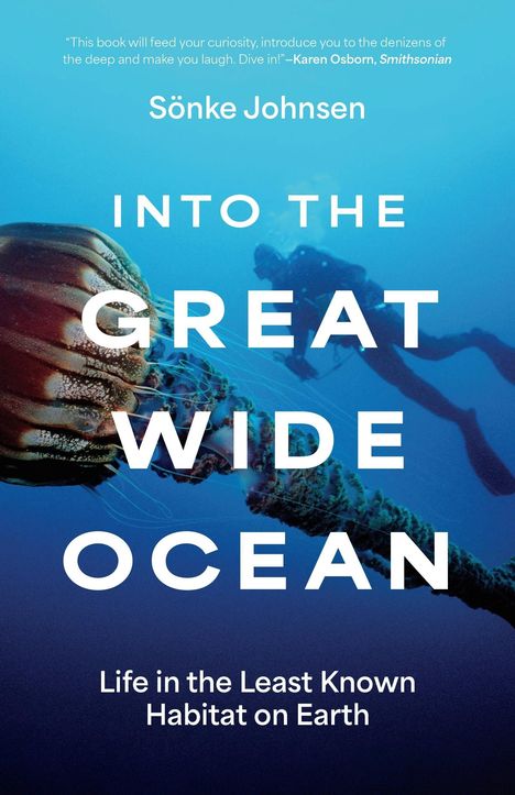 Buchtitel: "Into the Great Wide Ocean". Ein Taucher und eine riesige Qualle im tiefen blauen Wasser.