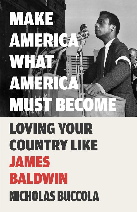 Texte: MAKE AMERICA WHAT AMERICA MUST BECOME, LOVING YOUR COUNTRY LIKE JAMES BALDWIN, NICHOLAS BUCCOLA. Ein Mann spricht am Mikrofon.