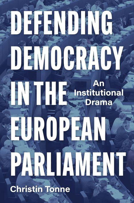 Text: "DEFENDING DEMOCRACY IN THE EUROPEAN PARLIAMENT" und "An Institutional Drama" von Christin Tonne. Hintergrund: Sitzende Personen in einem Parlament.