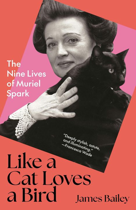 "The Nine Lives of Muriel Spark. 'Like a Cat Loves a Bird' - James Bailey. Schwarz-weiß Porträt mit Katze auf pink/rotem Hintergrund."