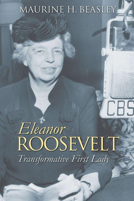 „MAURINE H. BEASLEY: Eleanor Roosevelt, Transformative First Lady“. Historisches Foto einer älteren Frau mit Hut und Mikrofon.