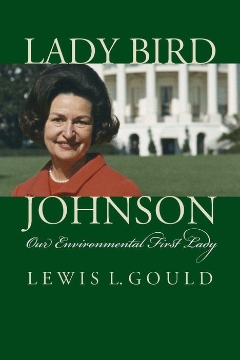 "LADY BIRD JOHNSON Our Environmental First Lady LEWIS L. GOULD." Frau in Rot vor einem großen weißen Gebäude.