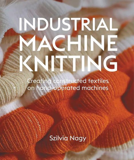 INDUSTRIAL MACHINE KNITTING, Szilvia Nagy. Nahaufnahme von orange-weißen gestrickten Textilien.