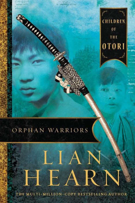 "Orphan Warriors", "Children of the Otori", "Lian Hearn". Ein Schwert über blauen Gesichtern, mit goldenen und schwarzen Verzierungen.