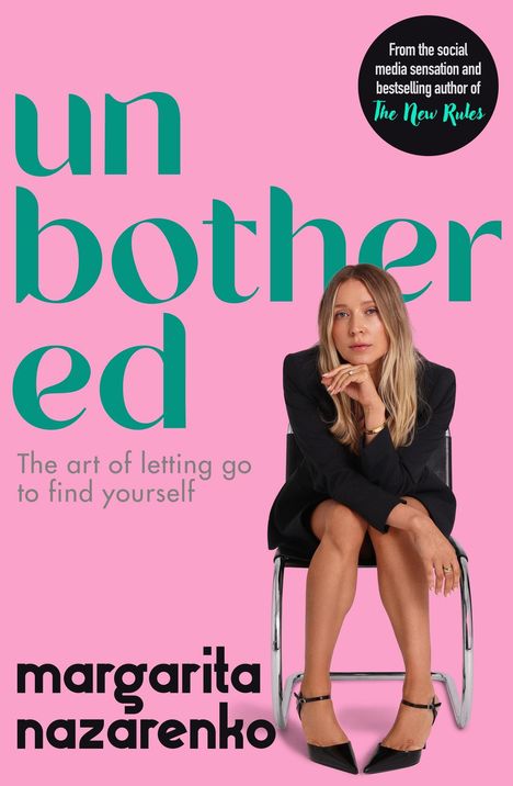„unbothered. The art of letting go to find yourself. Margarita Nazarenko.“ Frau auf Stuhl vor rosa Hintergrund.