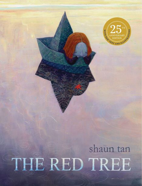 Text: „25th Anniversary Edition“, „THE RED TREE“, „shaun tan“. Illustration: Kind im Papierschiff auf Wasser.