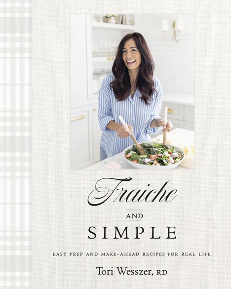 "Fraiche and Simple. Easy prep and make-ahead recipes for real life. Tori Wesszer, RD." Eine Frau bereitet Salat zu.