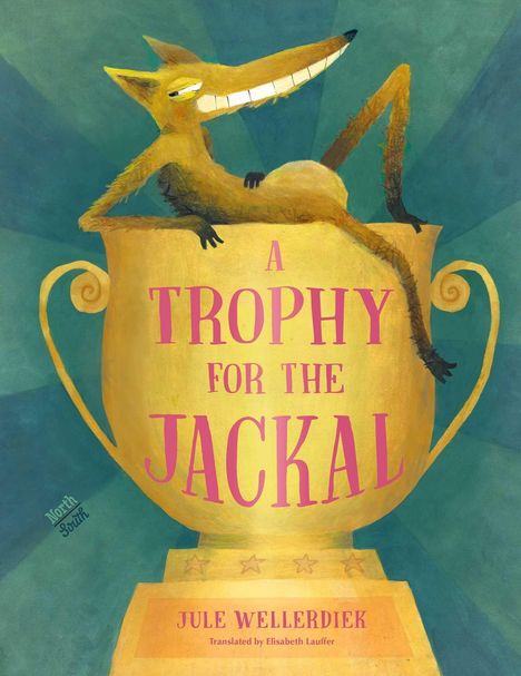 Text: "A Trophy for the Jackal" von Jule Wellerdiek, übersetzt von Elisabeth Lauffer. Ein fröhlicher Schakal sitzt lächelnd in einer großen goldenen Trophäe.