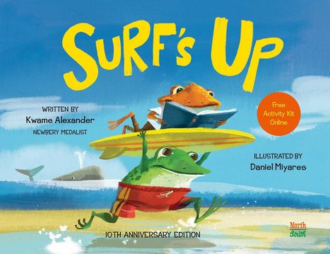 „Surf’s Up“ groß in Gelb. Frösche surfen mit Buch und Brett am Strand, Wal im Wasser. 10th Anniversary Edition.