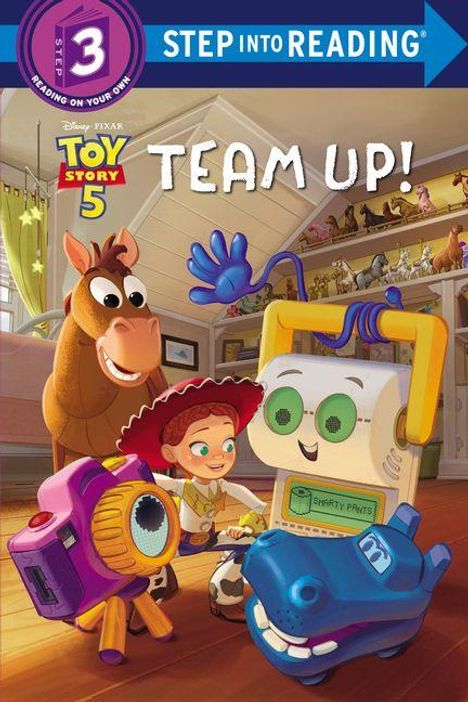 "Team Up! Toy Story 5" zeigt Figuren in einem Spielzimmer mit Regalen voller Spielzeug. Ein fröhliches Zusammensein von Spielzeugfiguren.