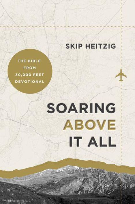 "The Bible from 30,000 Feet Devotional", "Skip Heitzig", "Soaring Above It All". Karte im Hintergrund, Berglandschaft unten. Flugzeugsymbol.