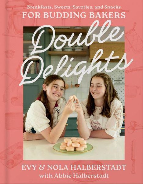 "Double Delights: Breakfasts, Sweets, Savories, and Snacks for Budding Bakers" von Evy & Nola Halberstadt, Abbie Halberstadt. Zwei Mädchen mit Macarons.