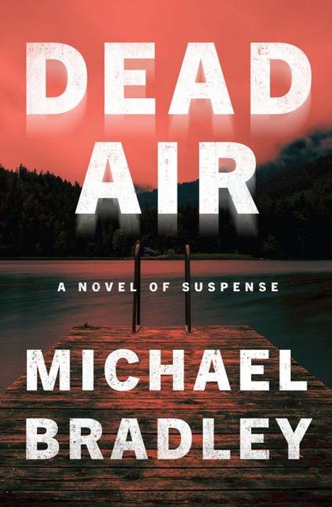 Text: "Dead Air", "A Novel of Suspense", "Michael Bradley". Ein Steg führt auf einen ruhigen See zu, mit bewaldeten Hügeln im Hintergrund.