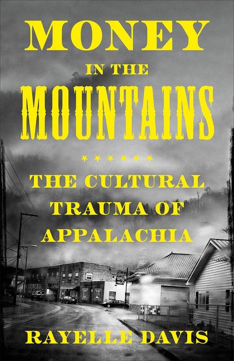 „Money in the Mountains: The Cultural Trauma of Appalachia“ von Rayelle Davis. Verwitterte Stadtstraße bei Nebel.