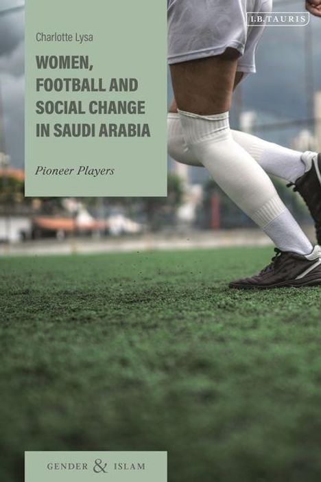 Titel: "Women, Football and Social Change in Saudi Arabia". Bild zeigt Beine eines Fußballspielers auf Rasenplatz.