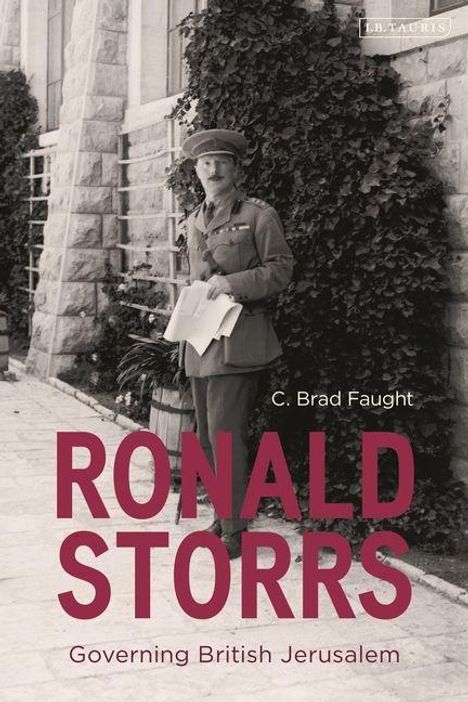 "C. Brad Faught: RONALD STORRS - Governing British Jerusalem." Ein Mann in Uniform steht vor einem Steingebäude mit Pflanzen.