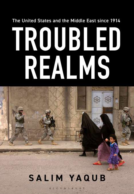 „The United States and the Middle East since 1914. TROUBLED REALMS. SALIM YAQUB.“ Soldaten und Frauen mit Kind in der Stadt.
