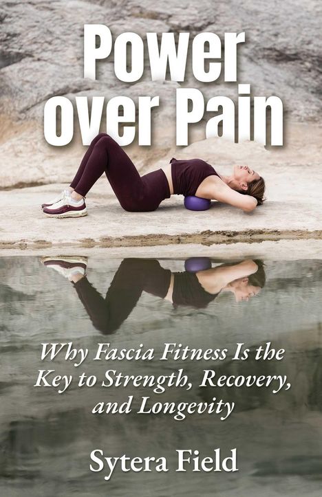 „Power over Pain. Why Fascia Fitness Is the Key to Strength, Recovery, and Longevity“ von Sytera Field. Person liegt auf Ball.