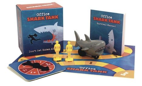 "Office Shark Tank", "Survival Manual", "Don't Get Eaten Alive". Spielbrett, Hai, zwei gelbe Figuren, Drehscheibe.