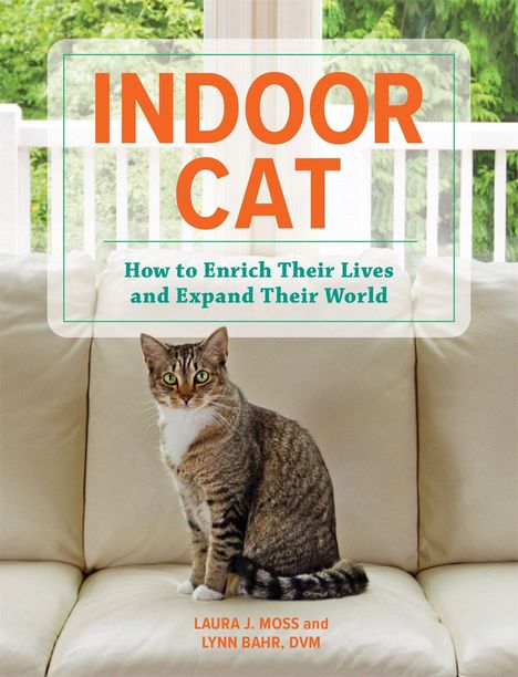 "INDOOR CAT: How to Enrich Their Lives and Expand Their World. LAURA J. MOSS and LYNN BAHR, DVM." Eine Katze sitzt auf einem Sofa.