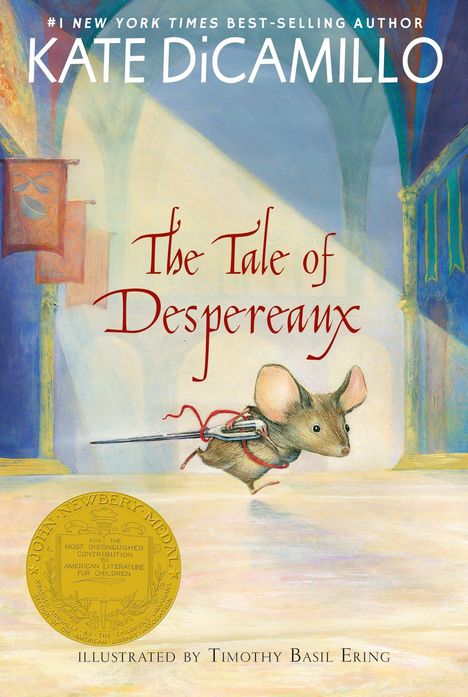 Buchtitel: The Tale of Despereaux. Illustration einer Maus mit Schwert, in einem hell erleuchteten Raum.