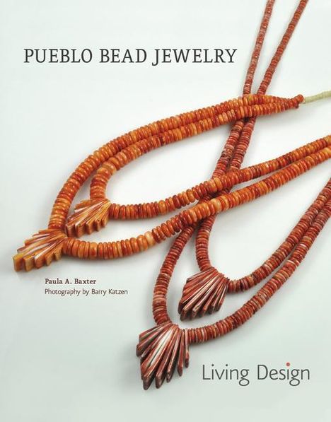 Text: "Pueblo Bead Jewelry" und "Living Design". Mehrere Halsketten aus orangefarbenen Perlen mit muschelförmigen Anhängern.
