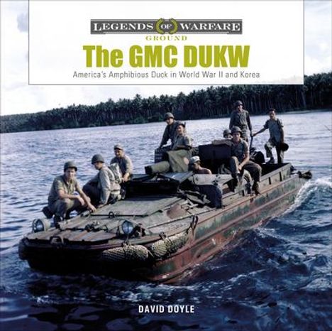 „The GMC DUKW“ – Amphibienfahrzeug aus dem Zweiten Weltkrieg. Sieben Soldaten auf einem Fahrzeug im Wasser.