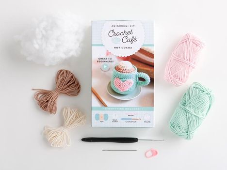 Better Day Books: Crochet Café Amigurumi Kit Hot Cocoa, Buch