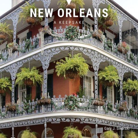 "NEW ORLEANS A KEEPSAKE. Gary J. Sikorski." Ein Gebäude mit verzierten Balkonen und üppigen Pflanzen.