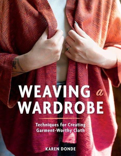 "Weaving a Wardrobe: Techniques for Creating Garment-Worthy Cloth" von Karen Donde. Hände halten ein rotes gewebtes Tuch.