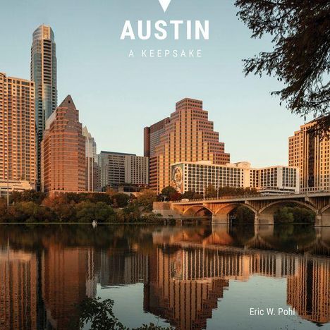 "AUSTIN A KEEPSAKE" und "Eric W. Pohl". Skyline von Austin mit einem Fluss im Vordergrund, bei Sonnenuntergang.