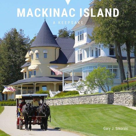 Der Text lautet: "MACKINAC ISLAND A KEEPSAKE Gary J. Sikorski". Man sieht eine historische Kutsche vor einem großen, eleganten Haus.