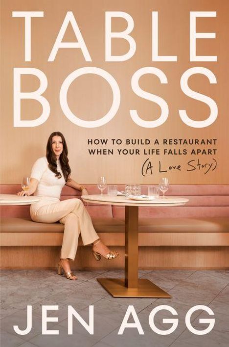 „TABLE BOSS. How to Build a Restaurant When Your Life Falls Apart (A Love Story). Jen Agg.“ Frau sitzt an modernem Tisch.
