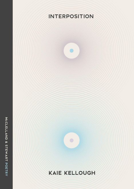 Interposition, Kaie Kellough. Linksseitiger grauer Streifen. Zwei konzentrische Kreismuster mit blauen und lila Tönen.