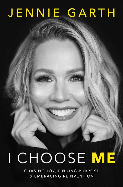 Text: "JENNIE GARTH, I CHOOSE ME, CHASING JOY, FINDING PURPOSE & EMBRACING REINVENTION". Nahaufnahme eines lächelnden Gesichts.