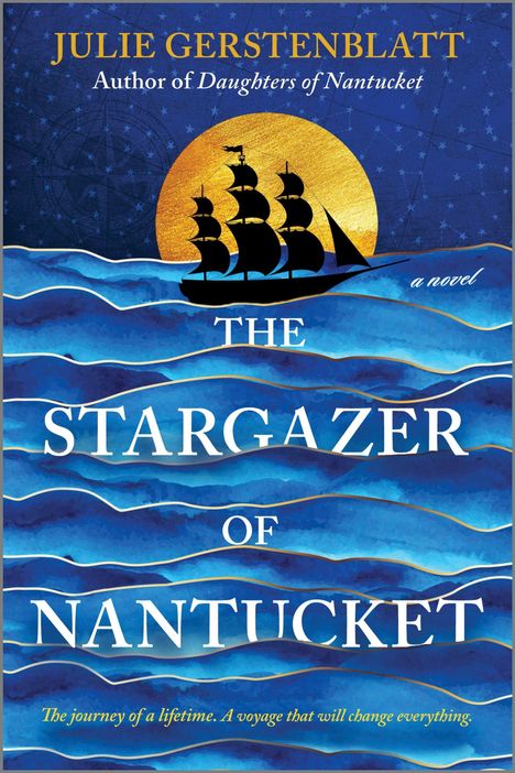 "THE STARGAZER OF NANTUCKET" von Julie Gerstenblatt. Silhouette eines Segelschiffs vor goldenem Mond auf blauem Hintergrund.