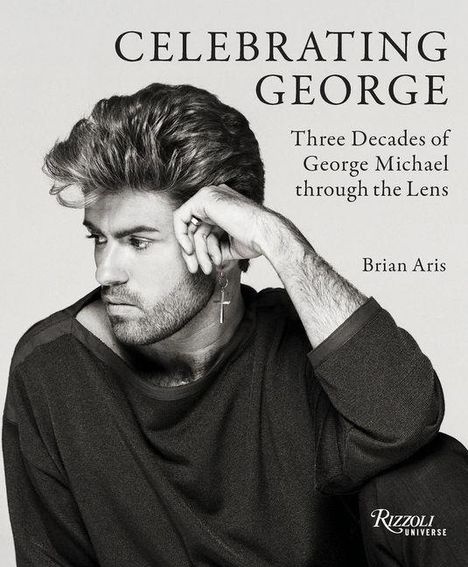 „Celebrating George. Three Decades of George Michael through the Lens.“ Brian Aris. Schwarz-Weiß-Portrait eines Mannes.