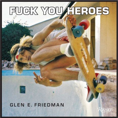 „FUCK YOU HEROES“ oben, „GLEN E. FRIEDMAN“ unten. Ein Skater springt in einer Pool-Landschaft.